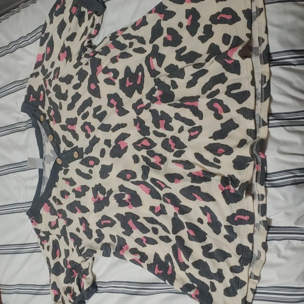Cream knit tee. Grey and pink leopard print